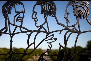 Eingangstor zum Skulpturenpark, drei Männer (Detail)
